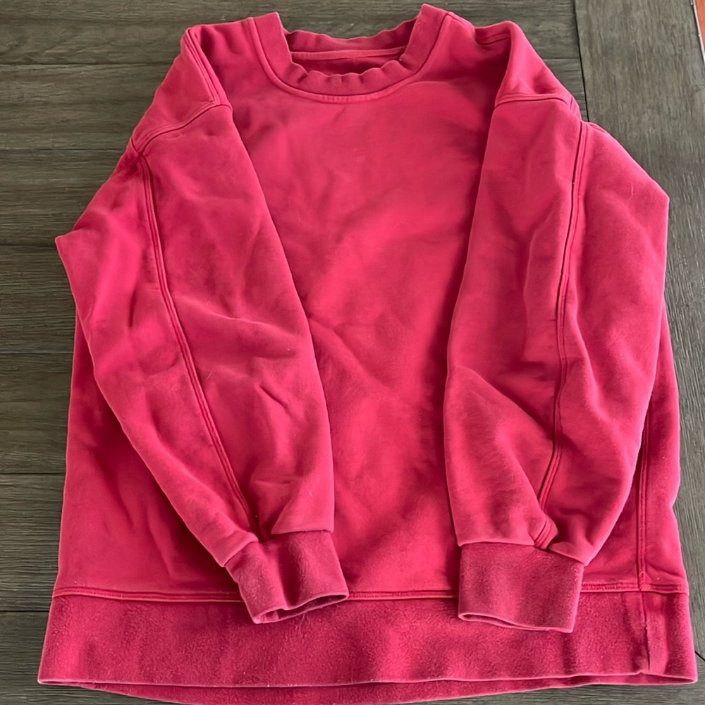 Small, worn but comfortable, smoke free home. No stains and no pilling.